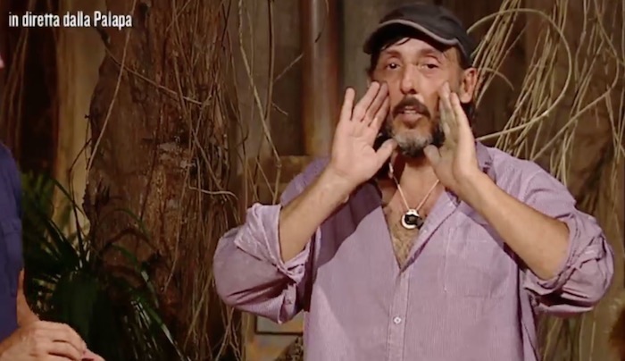 Isola dei Famosi 2017, Ceccherini minaccia (ancora) di ritirarsi. La compagna: “Non puoi tornare a casa, c’ho un altro!”
