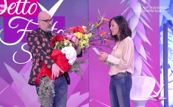 DETTO FATTO SANREMO: LA BALIVO RICEVE I FIORI DAL MARITO E SI COMMUOVE