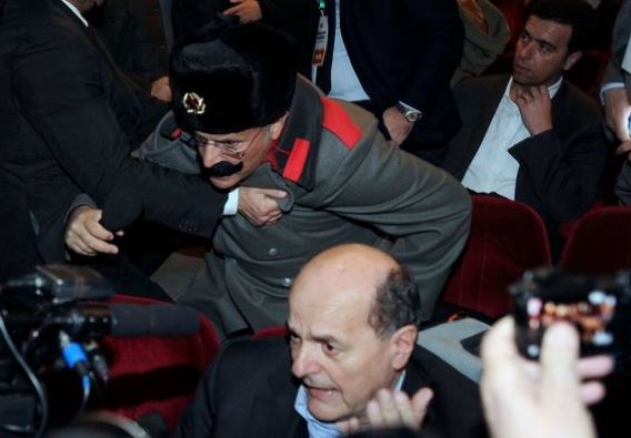Enrico Lucci irrompe travestito da Guardia Rossa: tensione all’assemblea anti-Renzi (Video)