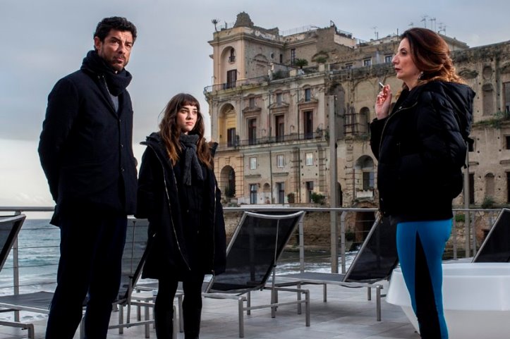 ASCOLTI TV | LUNEDI 6 FEBBRAIO 2017. I BASTARDI CHIUDONO AL 26.8%, L’ISOLA CALA AL 18.9%. BIANCO E NERO PARTE DALL’1.9%