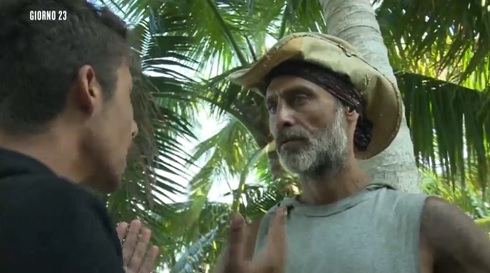 Isola dei Famosi 2017, giorno 23 | Rissa tra Moreno e Raz Degan. I due vengono alle mani, Simone li separa