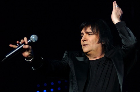 RENATO ZERO SUPEROSPITE ALL’ULTIMA DI CAVALLI DI BATTAGLIA