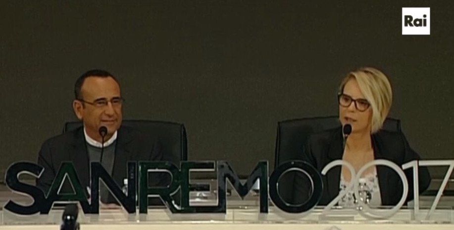 FESTIVAL DI SANREMO 2017, MARIA DE FILIPPI SUL CASO LEOTTA: “NEL 2017 OGNUNO SI VESTA COME VUOLE”