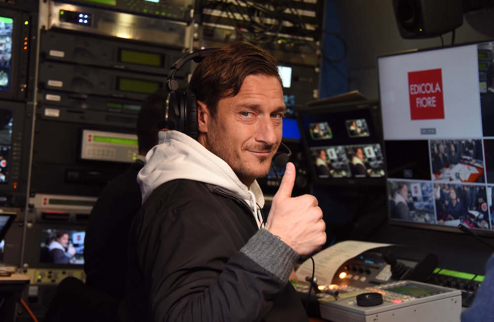 Francesco Totti a Edicola Fiore: “Chi sei? Lu caz*o”. A Buffon un rigore sui cogli*ni (video)