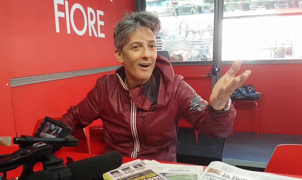 Fiorello riapre la sua Edicola: “Siamo qui per regalare buonumore”. Show per le vie di Roma (guarda tutti i video)