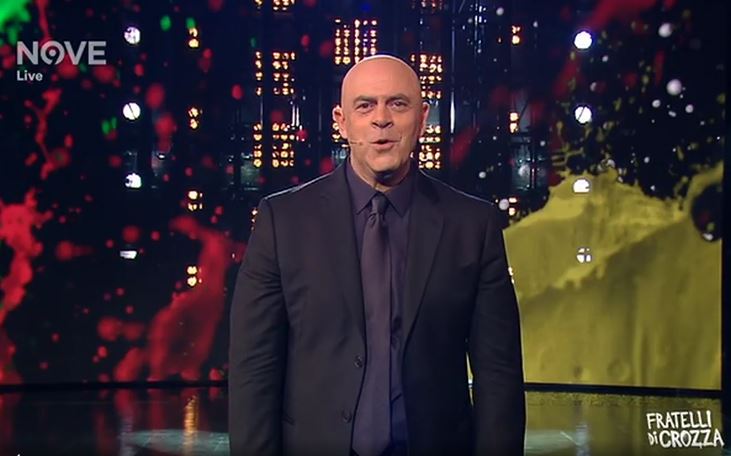 Fratelli di Crozza: partenza fiacca e satira politica ridotta. Il comico si schiera ma non lascia il segno