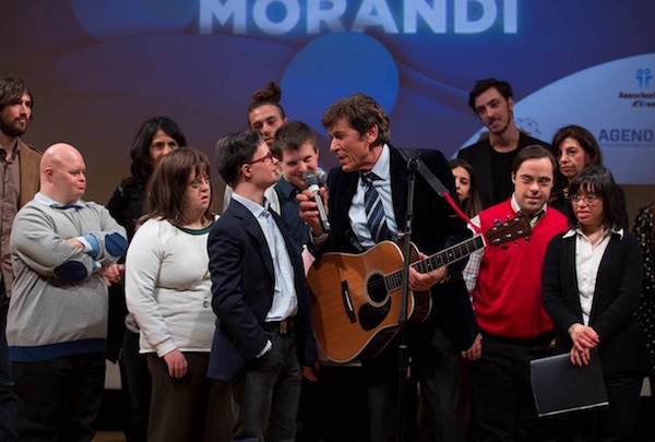 Sognando Gianni Morandi: su Rai3 l’incontro del cantante con i fan affetti da sindrome di Down