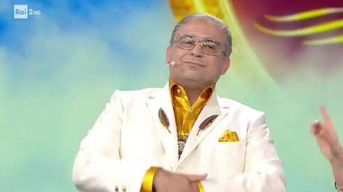 Made in Sud: il boss delle cerimonie ‘arriva dall’Aldilà’ tra gli applausi della famiglia Polese (video)