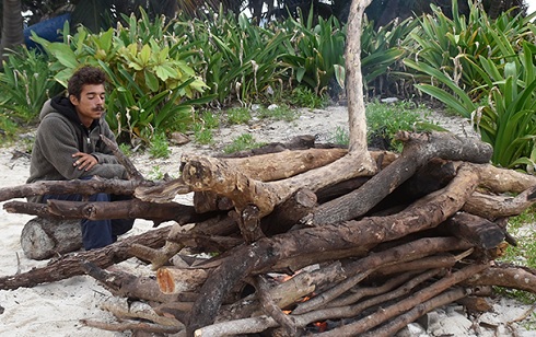 Isola dei Famosi 2017, giorni 47-48-49 | I naufraghi scoprono che qualcuno vive sull’Isola dei Primitivi. Samantha in infermeria per una colica renale