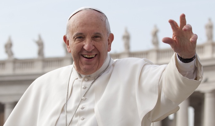 Papa Francesco al fianco dei lavoratori di Sky a rischio licenziamento