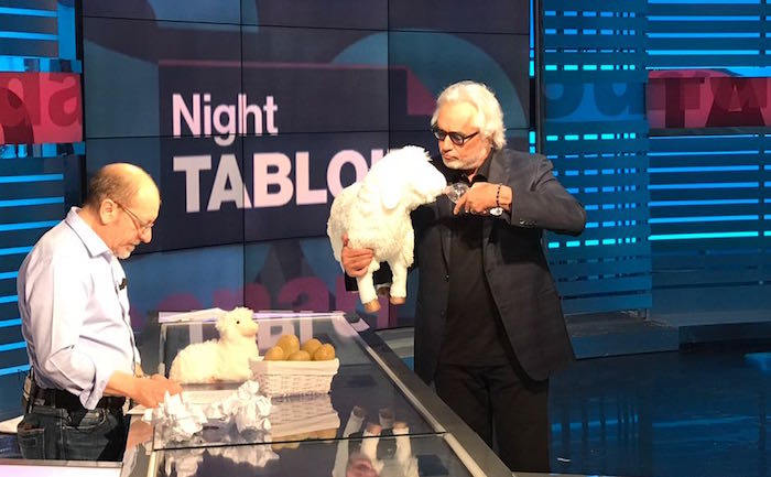 Night Tabloid: Flavio Briatore imita Berlusconi con l’agnellino e sogna un partito di Renzi e del Cavaliere