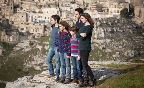 Programmi TV di stasera, giovedì 13 aprile 2017. Ultimi appuntamenti per Sorelle e Lo Scherzo Perfetto