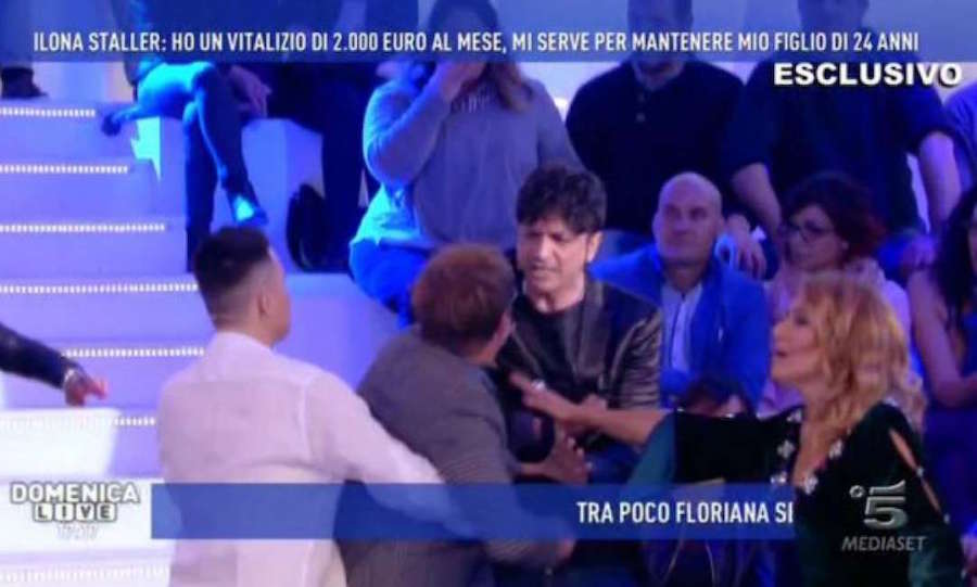 Domenica Live, rissa tra Filippo Facci e l’avvocato di Cicciolina. Barbara D’Urso: “Tutto questo è disgustoso”