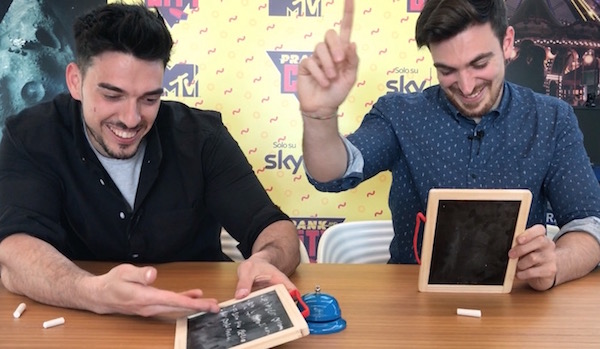 I theShow giocano su scherzi e momenti cult della TV su DavideMaggio.it. Penitenza per chi perde (video)