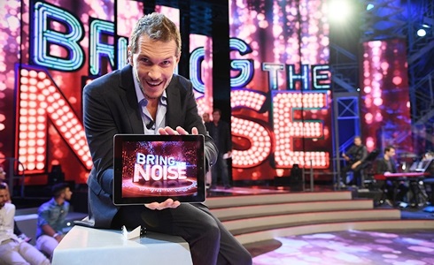 Programmi TV di stasera, martedì 16 maggio 2017. Valeria Marini e Stefano Bettarini a «Bring The Noise»