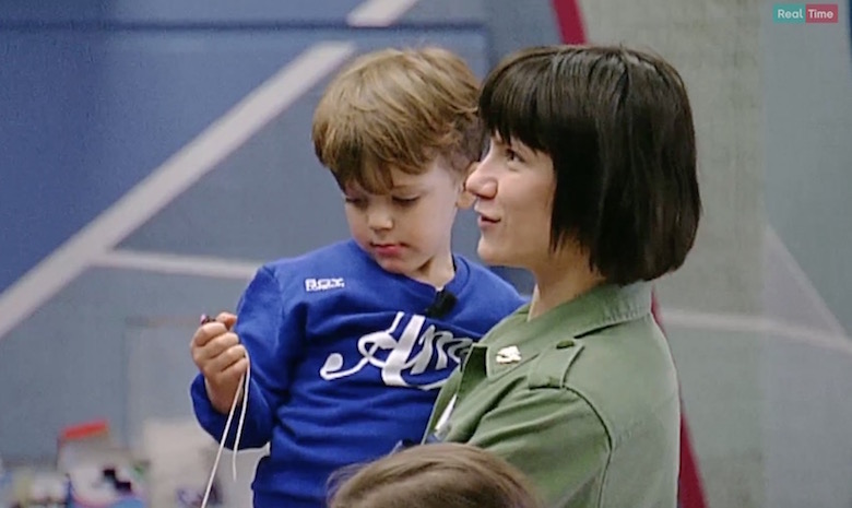 Amici 2017, daytime 9 maggio. Elisa nella scuola con i figli – video