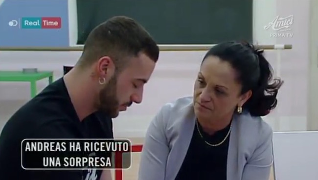 Amici 2017, daytime 24 maggio. Andreas riceve la visita di sua madre, Emma gioca ai videogame con Sebastian – Video