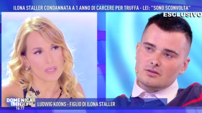 Il figlio di Cicciolina attacca la D’Urso a Domenica Live. Lei risponde a tono