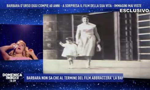 Barbara D’Urso compie 60 anni e diventa «ospite» di Domenica Live. Lei piange, l’amica: «Vai su Striscia, smetti!»