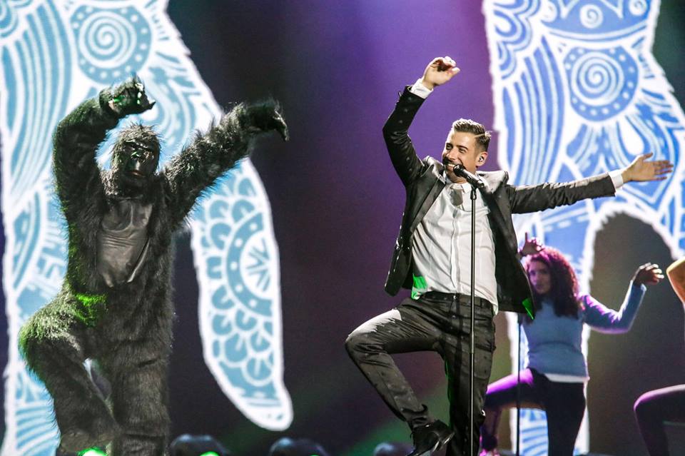 ESC 2017: la performance di Francesco Gabbani, con i famosi maglioncini colorati e suo fratello Filippo