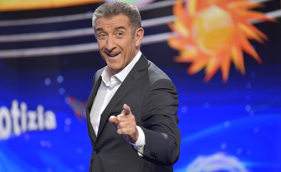 Ezio Greggio replica a Flavio Insinna: «Mai evaso le imposte, frasi diffamatorie». E Striscia rincara la dose