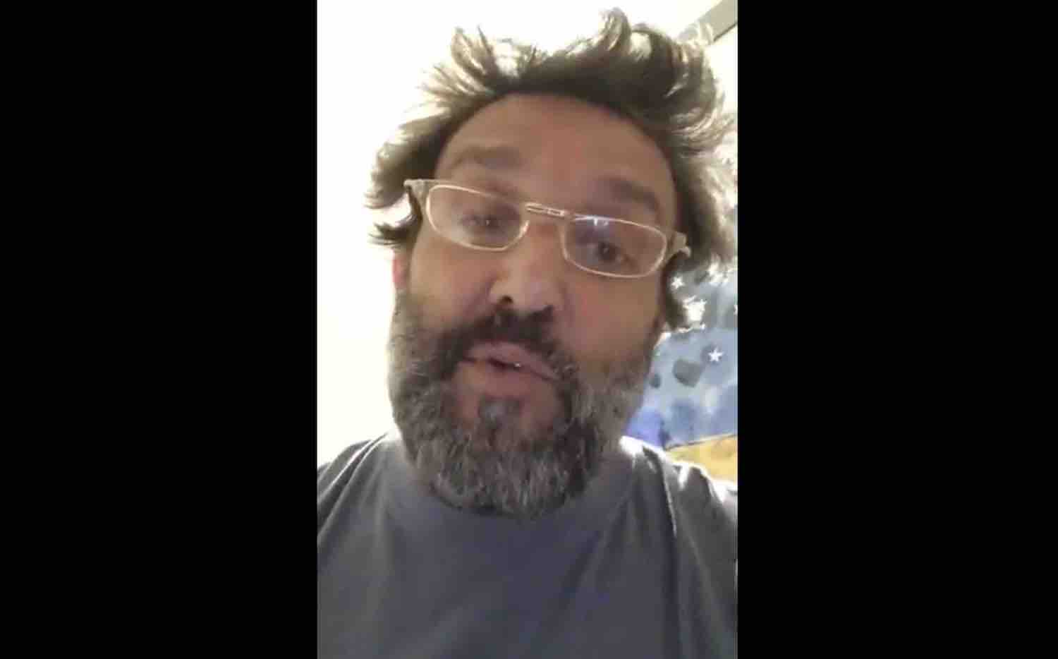 Flavio Insinna replica a Striscia: «Attacco per distruggermi. Ce l’hanno con me perché ho risposto al tapiro»