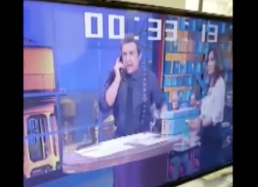 Striscia non demorde: nuovo fuorionda sull’Insinna furioso