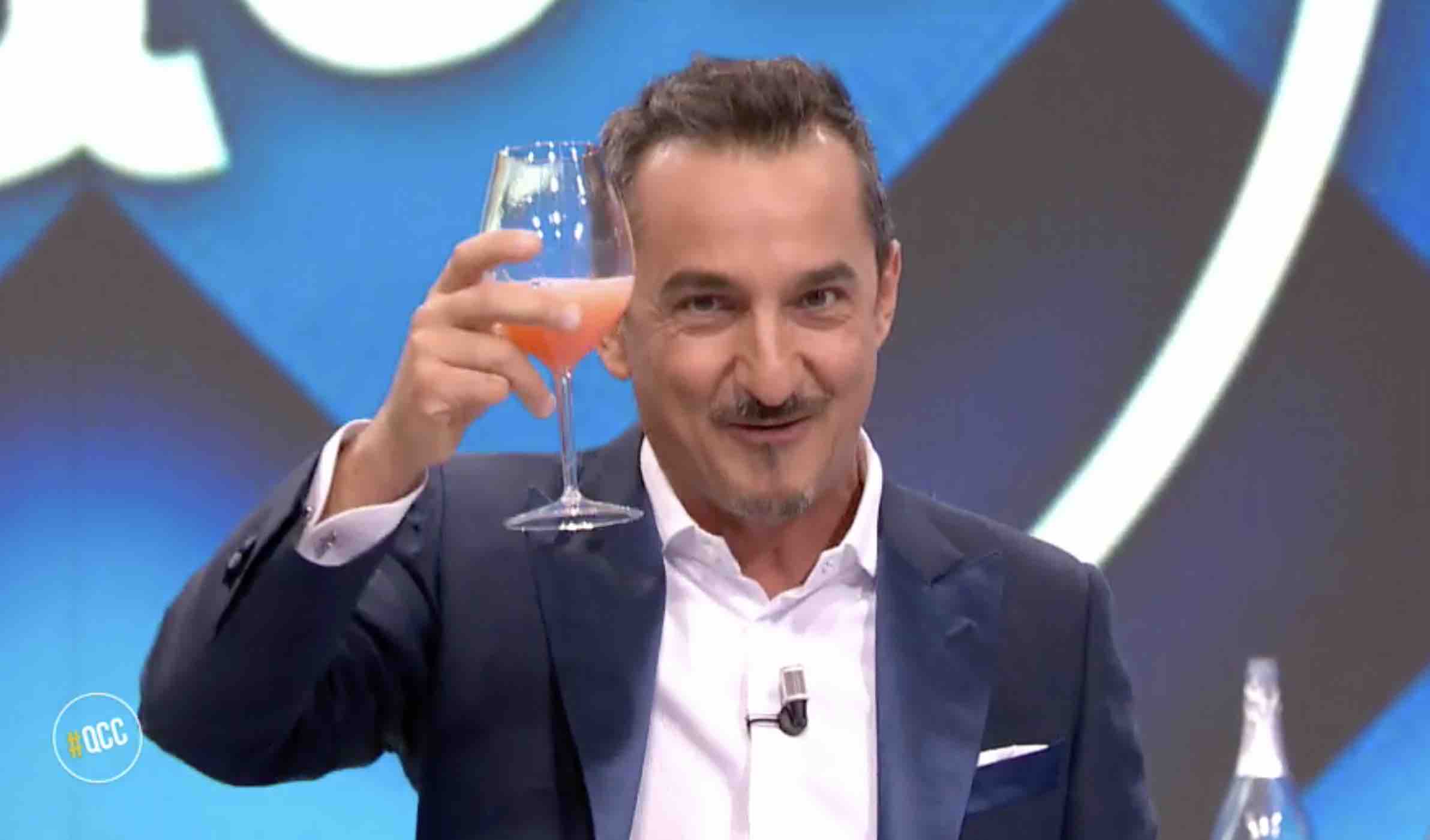 Nicola Savino saluta «Quelli che il calcio» e brinda all’azienda pubblica: «Viva la Rai»