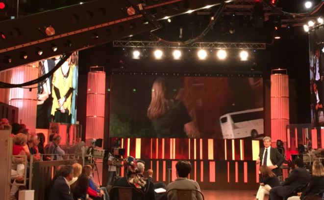 Quinta Colonna: inviata aggredita in diretta dai migranti – Video