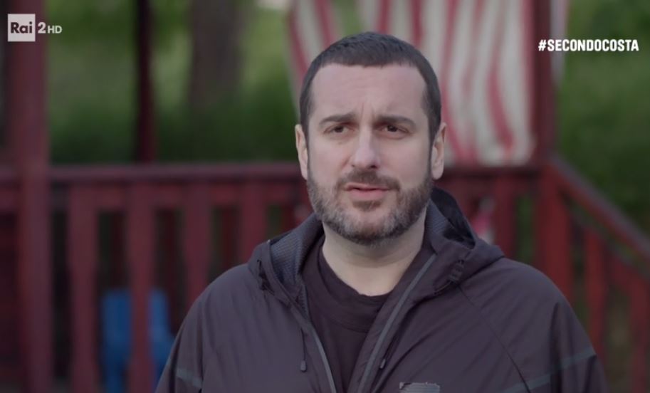 Secondo Costa: la «svolta impegnata» di Costantino gioca sul paradosso ma è buonista. Il conduttore elogia l’Islam, Nina Moric va in moschea