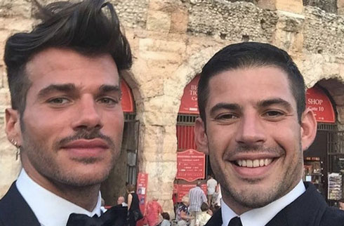 Uomini e Donne: bufera sul tronista gay Claudio Sona. L’ex fidanzato: «La nostra storia continuava di nascosto durante il programma». Il commento della redazione