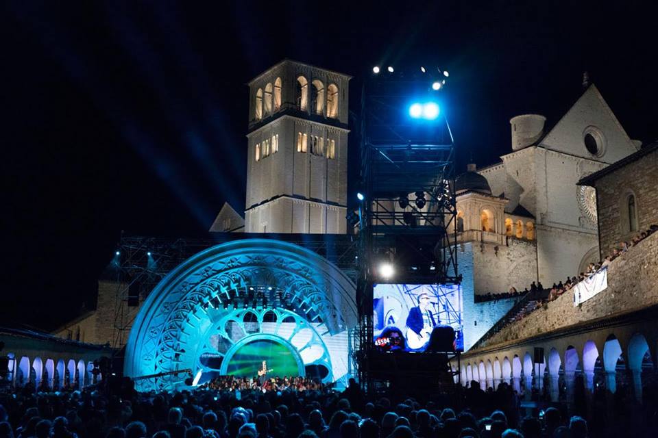 Con il Cuore: Carlo Conti in diretta da Assisi «nel nome di Francesco». Gli ospiti