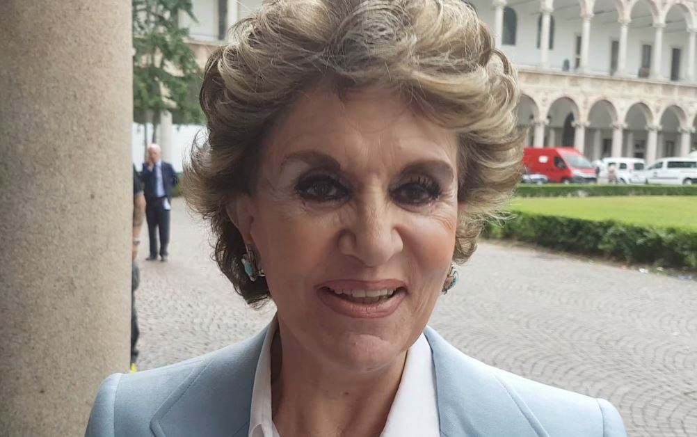 Franca Leosini a DM: «Io le parole non le ricerco, le possiedo. Espressioni come ‘dito birichino’ sono diventate virali» – Video