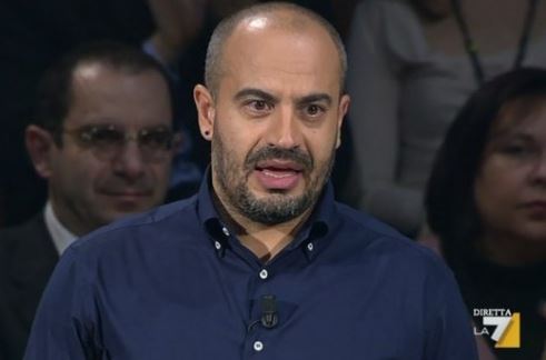 La Gabbia chiude, Gianluigi Paragone a DM: «Scelta del Direttore, non c’entrano gli ascolti. Nessuno fa i miei risultati con 90 mila euro a puntata»