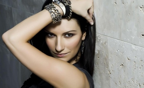 Programmi TV di stasera, sabato 24 giugno 2017. Canale5 ripropone «Laura Pausini – Simili European Tour San Siro»