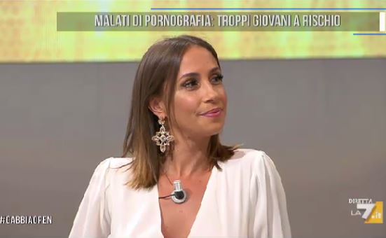 La Gabbia a luci rosse: Paragone intervista Malena, poi trasmette immagini spinte. «E’ stata una provocazione»