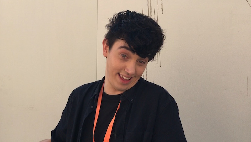 Michele Bravi e Alessio Bernabei giocano con i tormentoni dell’estate – Video