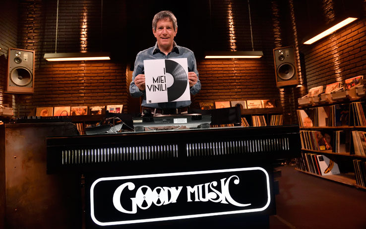 I Miei Vinili: Riccardo Rossi alla guida di un amarcord musicale. Tra gli ospiti Mentana e Fiorello