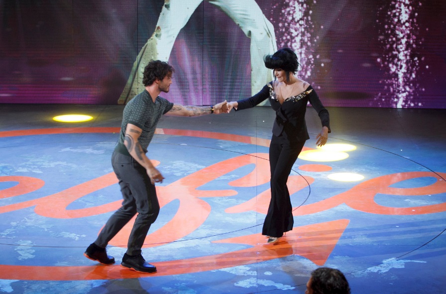 Selfie: Mughini è il quinto giudice. Cambio look in arrivo per Platinette. Anticipazioni e foto della quinta puntata