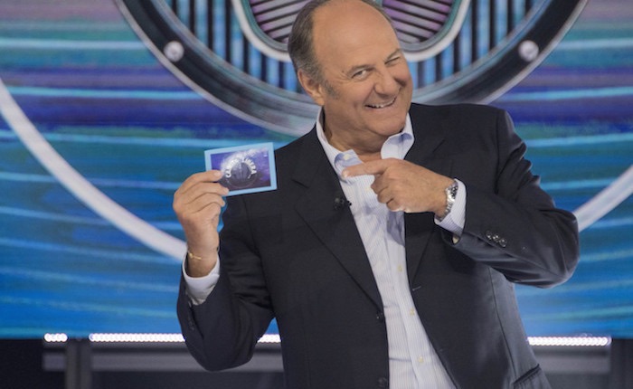 Caduta Libera: Gerry Scotti torna in prime time con i «campionissimi». Ospiti Ale e Franz, Gabbani e Arisa