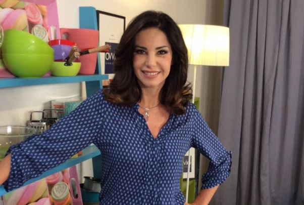 Emanuela Folliero hackerata su Facebook: «Siccome ho due enormi tette mi permetto di rubare i mariti alle ragazzine». La conduttrice a DM: «Erano Le Iene»