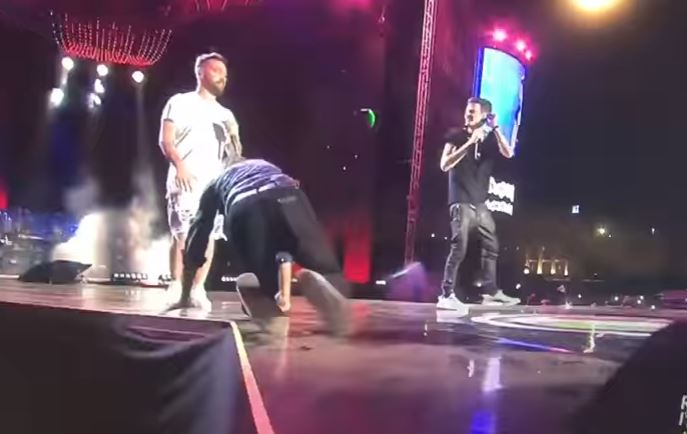 Gianni Morandi cade dal palco del Radio Italia Live – Video