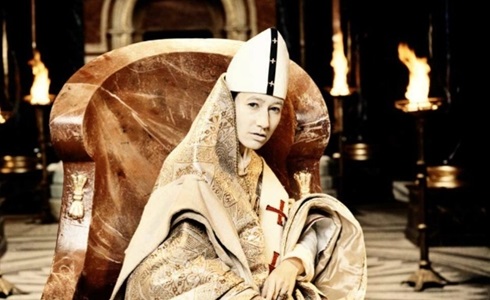 Programmi TV di stasera, domenica 16 luglio 2017. Su Canale5 «La Papessa»