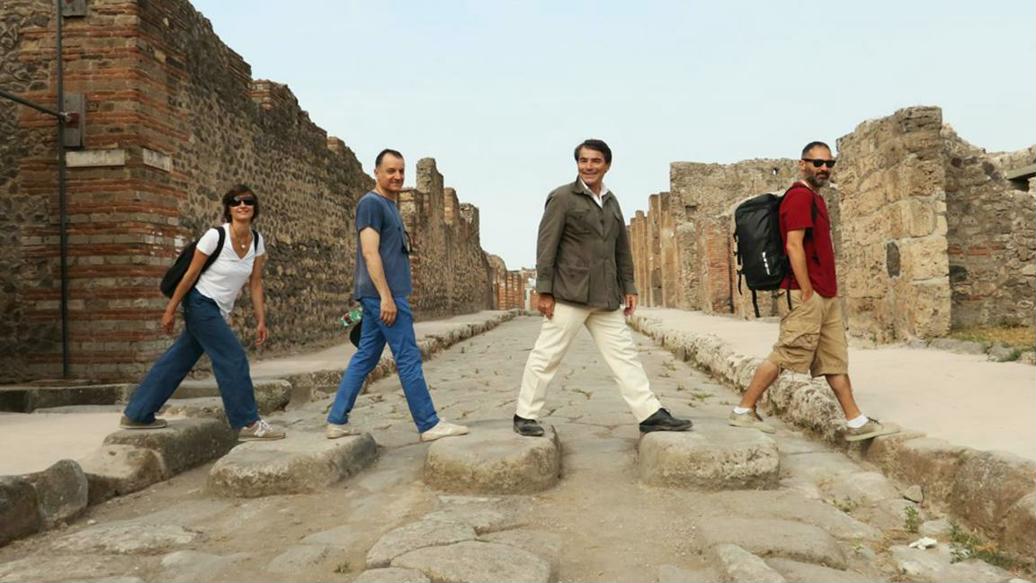 Programmi TV di stasera, venerdì 28 luglio 2017. Su Rai1 «Petrolio» racconta il ritrovamento della tomba monumentale a Pompei