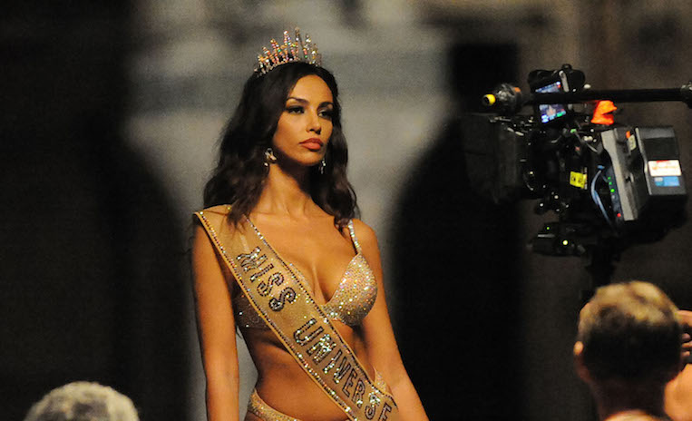 Ascolti TV | Venerdì 14 luglio 2017. Velvet vince con il 16.6%, disastro Youth 6.6%. Su Tv8 Salt 3.9%. Su Rai3 Tour all’Arrivo 20.3%