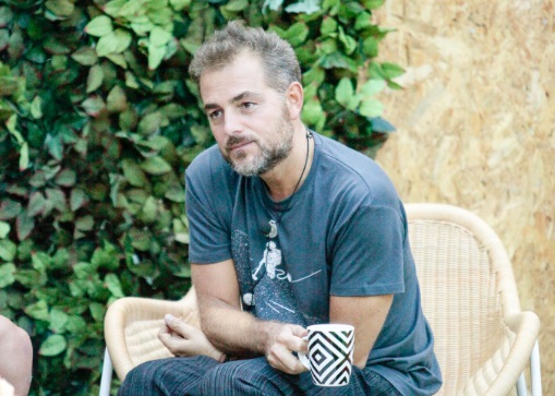 Grande Fratello Vip 2017, giorno 9. Malgioglio cucina con la carta igienica. Bossari si confronta con Aida Yespica – Foto