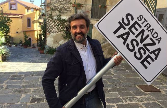 Flavio Insinna conduce La strada senza tasse. Rai3 ‘riabilita’ il conduttore dopo le polemiche con Striscia