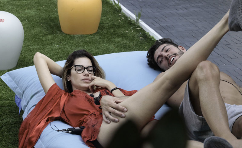 Grande Fratello Vip 2017, giorno 17. Bossari e Moser provano a chiarirsi. Simona Izzo in crisi – Video e Foto