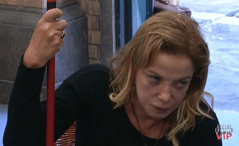 Grande Fratello Vip 2017, giorno 8. Simona Izzo parla dell’altro gruppo: «Lì ci sono molte primedonne». Giulia De Lellis contro Cecilia