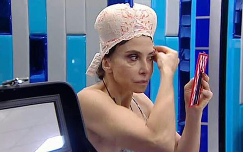 Grande Fratello Vip 2017, giorno 1: Malgioglio non crede all’esplosione del seno di Carmen Di Pietro – Video